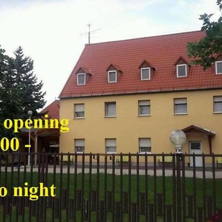 Bed and Breakfast Fenyo Panzio Mezőkövesd Esterno foto