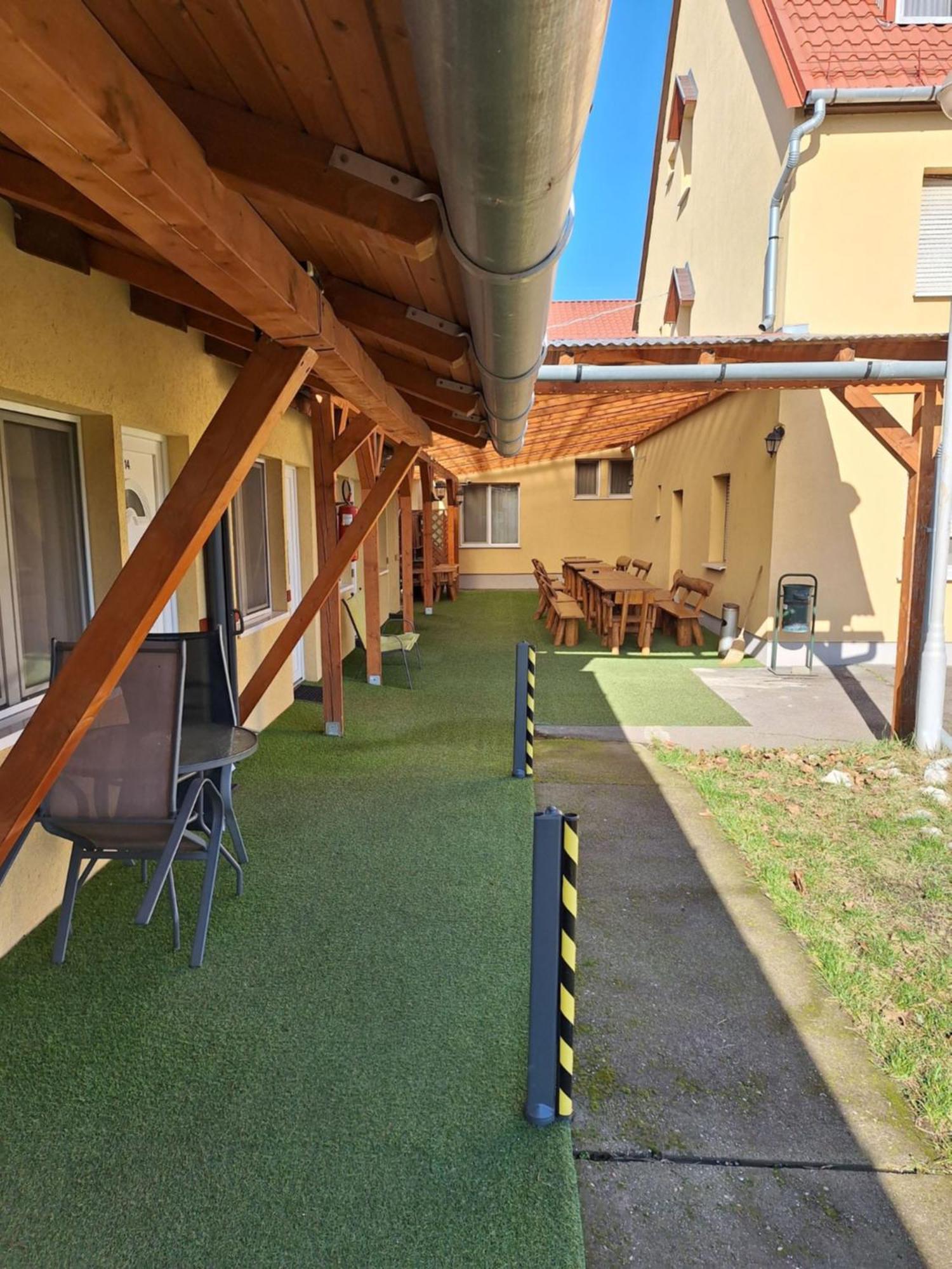Bed and Breakfast Fenyo Panzio Mezőkövesd Esterno foto