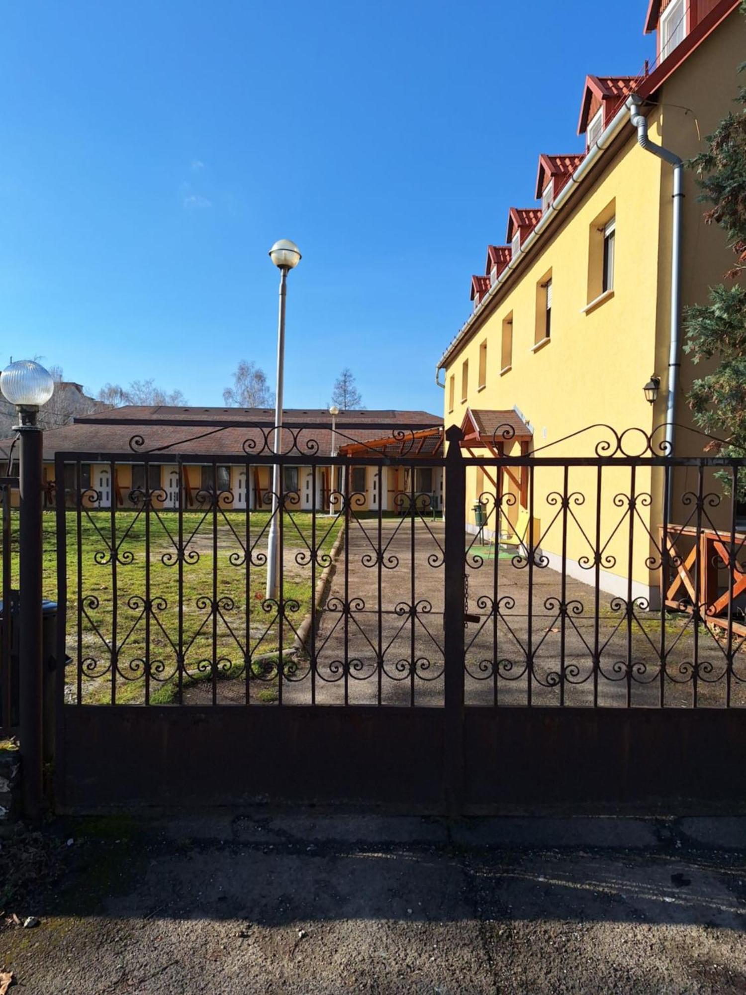 Bed and Breakfast Fenyo Panzio Mezőkövesd Esterno foto