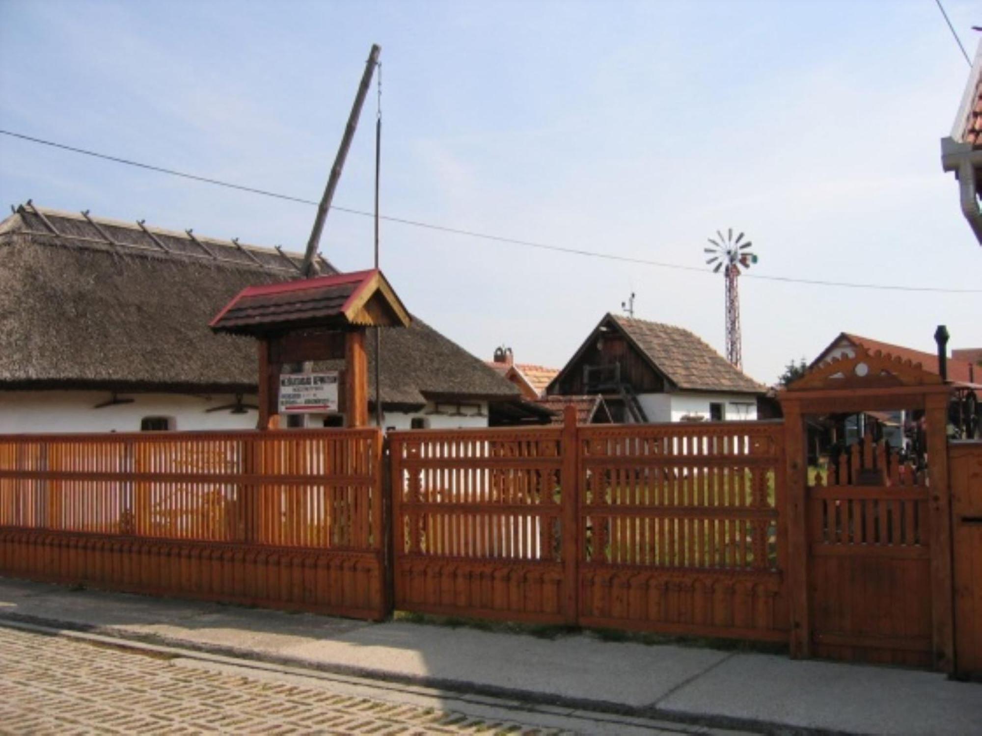 Bed and Breakfast Fenyo Panzio Mezőkövesd Esterno foto