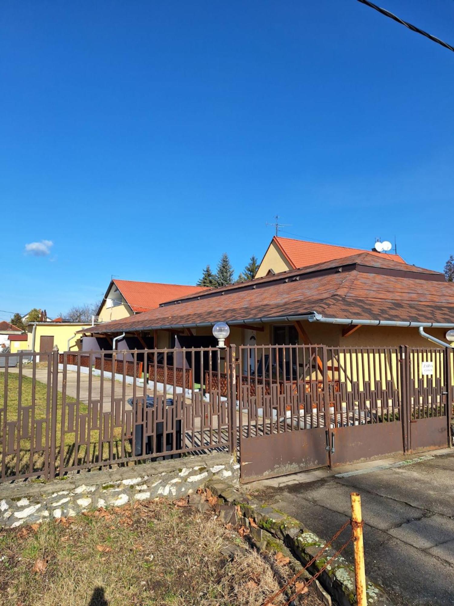 Bed and Breakfast Fenyo Panzio Mezőkövesd Esterno foto