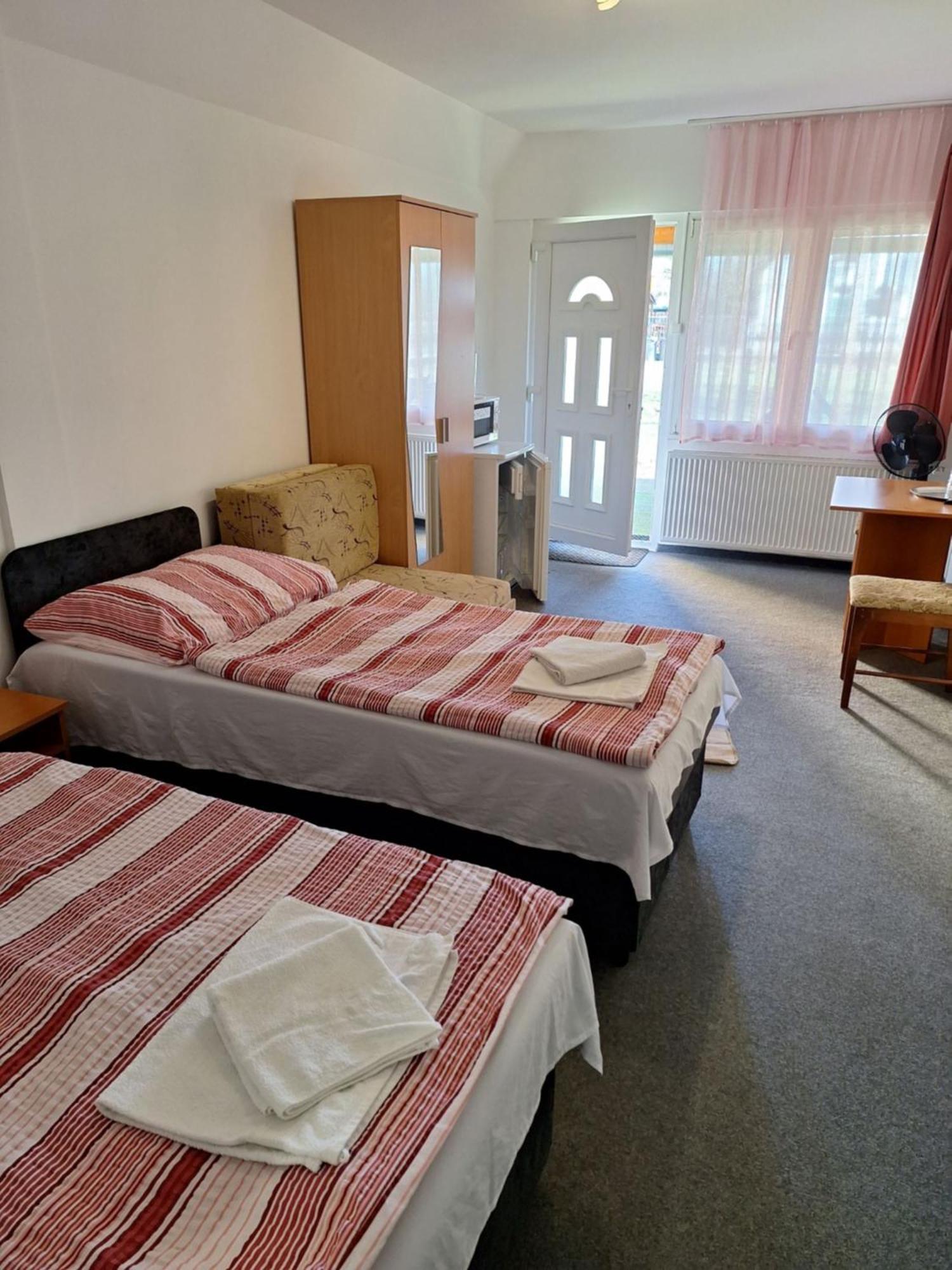Bed and Breakfast Fenyo Panzio Mezőkövesd Esterno foto